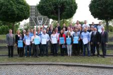 Zusammen mit Präsident Alois Jöst( rechts) sowie den beiden Vizepräsidenten Klaus Hofmann (2. Von rechts) und Martin Sättele (links) stellten sich die erfolgreichen Teilnehmer von Weiterbildungsmaßnahmen im Anschluss an die Zeugnisübergabe dem Fotografen / Foto: Handwerkskammer
