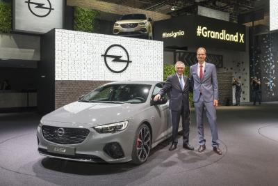 Starker Auftritt: Weltpremiere für den extra sportlichen Insignia GSi mit Groupe PSA CEO Carlos Tavares und Opel CEO Michael Lohscheller (rechts)