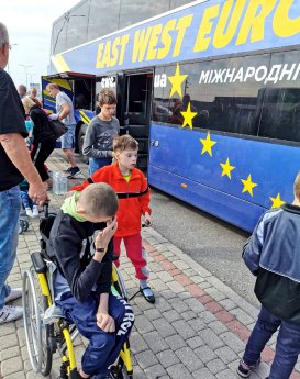 Waisenkinder-Evakuierung-Bus.jpg