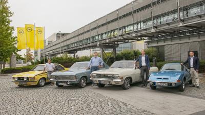 Gemeinsam zum Klassikertreffen: Rennfahrer Joachim Winkelhock, Oberbürgermeister Patrick Burghardt, Opel-Chef Michael Lohscheller und Opel-Kommunikationsdirektor Harald Hamprecht (v. links n. rechts)