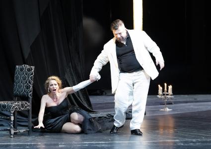 Gabrielle Mouhlen als Tosca und Nikoloz Lagvilava als Scarpia (Foto: Saad Hamza)