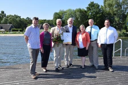 Gratulieren Direktor Kai Laude (3.v.l.) zur Auszeichnung: Michael Wufka, Geschäftsführer der Tourist-Info Plau am See, Ilka Rohr, Rolf Christiansen, Anett Bohnenberg, Geschäftsführerin des Tourismusverbandes Mecklenburg-Schwerin e.V., Norbert Reier, Bürgermeister Plau am See und Vorstandsmitglied des Tourismusverbandes Mecklenburg-Vorpommern e.V., Jens Tiemer, Bürgermeister Ganzlin (v.l.n.r.) | Foto: Susan Koch, Landkreis Ludwigslust-Parchim
