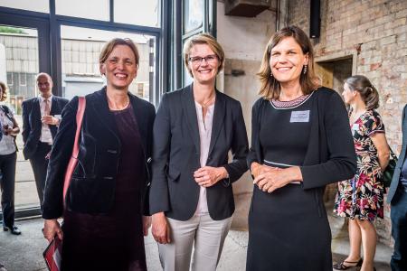 v.l.: Bildungsministerien Karin Prien, Schleswig-Holstein, Anja Karliczek, Bundesministerin für Bildung und Forschung, und TH-Präsidentin Dr. Muriel Helbig beim Empfang in der Kulturwerft Gollan in Lübeck (Foto: Olaf Malzahn)