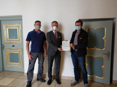 (v.r.n.l.): Sebastian Uhlemair (eza!) bei der Übergabe des Berichts zur Impulsberatung an Dr. Stefan Raueiser (Werkleiter) und Stefan Schneckenaichner (Haustechnik Kloster Irsee), Foto: Anna Maria Hutter
