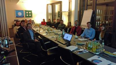 Studierende des Studiengangs "Wirtschaft und Recht" gemeinsam mit Prof. Carsten Kunkel (links, vorn) bei der Kanzlei CMS