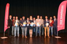 Die Bundessieger und ihre Ausbilder nehmen die Glückwünsche von Präsident Harald Herrmann (links) und Hauptgeschäftsführer Dr. Joachim Eisert (rechts) entgegen