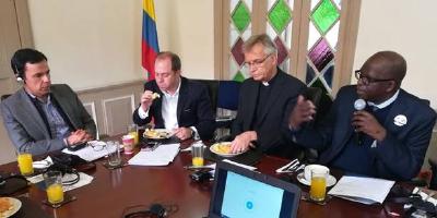 Guillermo Rivera Flórez (links außen) sowie Ganoune Diop (rechts außen) beim Treffen in Bogota / © Foto: International Religious Liberty Association