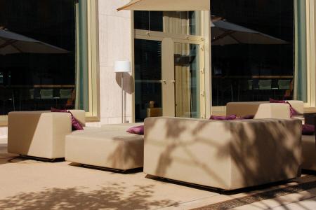 Die Herbstsonne scheint: Auf Terrasse oder Balkon die letzten Sonnentage auskosten!