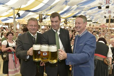Straubings Landrat Josef Laumer, Bayerns Finanzminister Markus Söder und Straubings Oberbürgermeister Markus Pannermayr (v.l.) stoßen mit einer Maß Festbier auf das Gäubodenvolksfest 2015 an, das bis zum 17. August rund 1,4 Millionen Besucher in die niederbayerische Stadt lockt. Foto: obx-news/Fotowerbung Bernhard