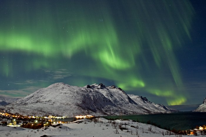 Northern-lights-over-the-Ersfjord-in-Tromso-122004-99-0001.jpg