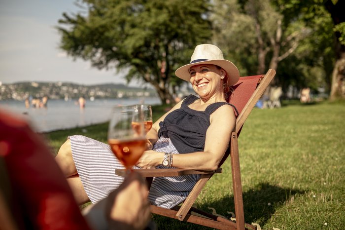 Konstanz-Dingelsdorf-Klausenhorn-Strandbad-Bodensee-Ufer-Liegestuhl-Trinken-01_Copyright_MT.jpg