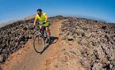Bergab mit dem Rad bei Yaiza Uga auf Fuerteventura
