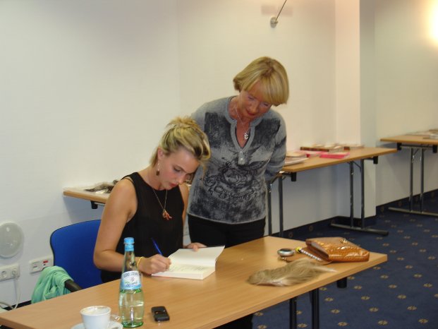 Sophie van der Stap signiert persönliches Exemplar für Hedda Freund (2).jpg