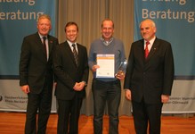 Seilermeister Karlheinz Mundelsee von der Seilerei Mundelsee zusammen mit Kammerpräsident Walter Tschischka (rechts), Verbandsdirektor Ralph Schlusche (2.v.l.) und Hauptgeschäftsführer Dieter Müller (links) nach der Auszeichnung mit der Ausbildungsstele
