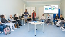 Susanne Eggerder (l.) und Katharina Mähr in einem Sprachkurs