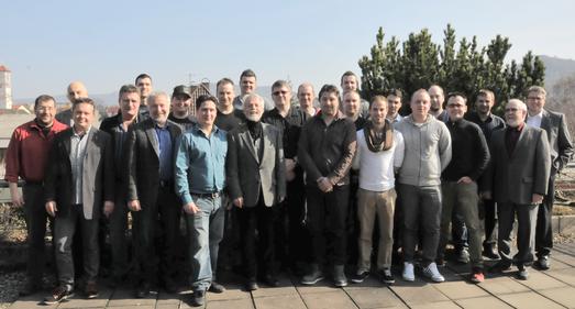 Der Meisterjahrgang 2013 im Installateur- und Heizungsbauerhandwerk und Mitglieder des Prüfungsausschusses. (Foto: Handwerkskammer)