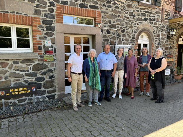 Gruppenbild vor Vorwerk.JPG