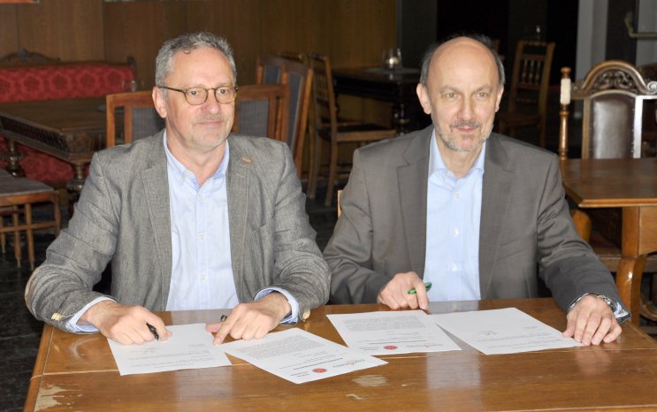 3-Axel Vornam und Dr Wolfgang Hansch unterzeichnen Kooperationsvertrag (7).JPG