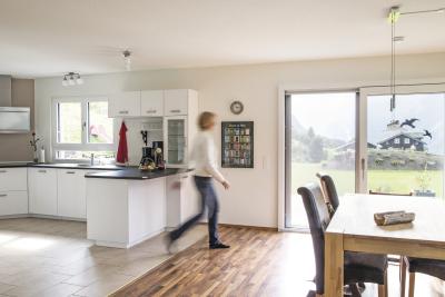 Idyll inmitten der Schweizer Alpen - Einfamilienhaus mit gelungenem Materialmix
