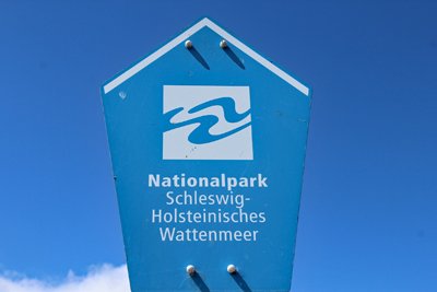 Schild-Nationalpark-Schleswig-Holsteinisches-Wattenmeer-400x267px.jpg