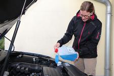 Zum Wintercheck des Fahrzeugs gehört auch, rechtzeitig Frostschutz in die Scheibenwaschanlage zu füllen, damit der Reiniger bei Minusgraden nicht einfriert (Foto: ARCD)