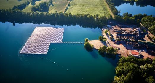 Das schwimmende Solarkraftwerk der Firma Ossola GmbH auf dem Maiwaldsee bei Renchen. 2300 Module erzeugen deutlich mehr Strom als die errechneten 750 KWp und versorgen das Kieswerk. Die PV-Anlage spart mindestens 560 to CO2 jährlich ein / Bild: Ossola GmbH