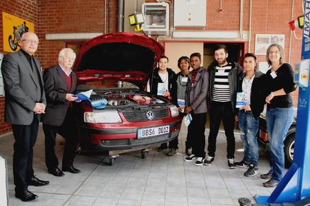 Stellten in der BBS 6 das neue Projekt vor (von links): Schulleiter Michael Sternberg, Otto Stender, Vorstandsvorsitzender von MENTOR Hannover, die Schüler Hossein Yaghobi, Abdoul Sow, Ibrahim Kamara und Tougkai Ntemertzi mit Klassenlehrerin Judith Meyer.
