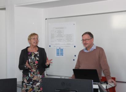 Forschungsprofessorin Dr. Margit Scholl begrüßt in ihrer Lehrveranstaltung zum Thema "E-Government" als Gastdozenten den Datenschutzbeauftragten des Ministeriums des Innern und für Kommunales des Landes Brandenburg, Rolf Breitenbach