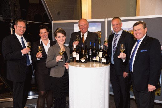 v.l.n.r. DRV-Weinwirtschaft Weseloh, Sommelière Echensperger, Weinprinzessin Henninger, DRV.gif