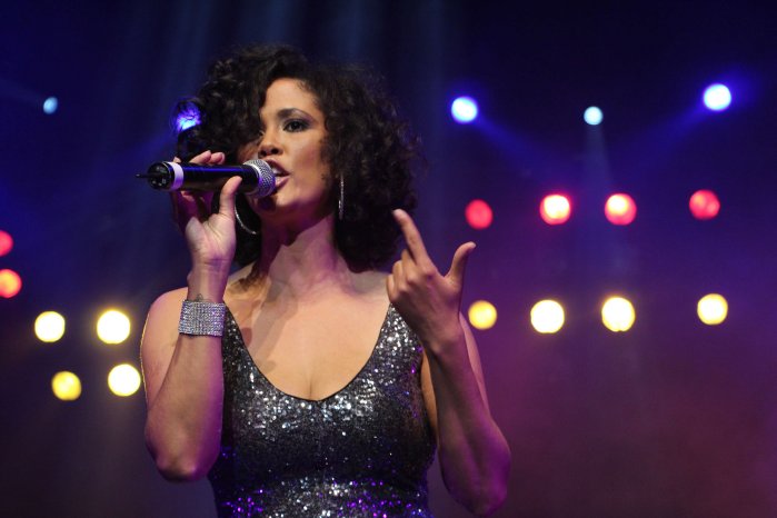 PHOTO Whitney Belinda Singing Pointing Up IMG_2068 HiRes_Foto_Showtime-Management-AustraliaPL.jpg