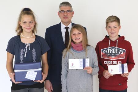 Gewinnerfoto, (v. l.): Sabrina Celine Hahn (Lauterbach-Wernges), Susanne Hamacher (Alsfeld-Heimertshausen) und Jonas Gemmer (Homberg-Schadenbach)