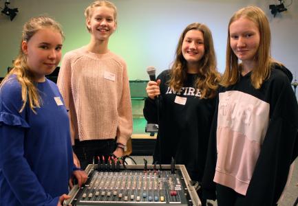 Sie wissen jetzt, wie bei Konzerten der richtige Sound und das passende Licht entstehen: Melissa, Luca, Anna und Emma (von links) haben beim Girls‘ und Boys‘ Day an der Hochschule einer Veranstaltungstechnikerin vom Institut für Musik über die Schulter geschaut