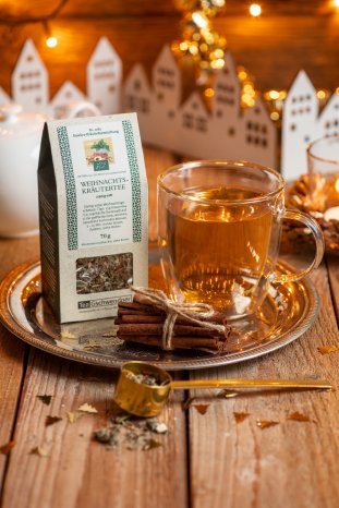 TeeGschwendner_Weihnachtskraeutertee-bringt-den-typischen-Duft-der-Weihnacht-in-die-Tasse.jpg