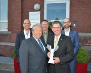 Entspannt und gut gelaunt: Psyware-Gründer Dr. Dirk C. Gratzel, Grand Jury Präsident Dr. Helmut B. Engels, actimonda-Projektleiter Harald Lavric, actimonda-Vorstand Josef Alt und Diplom-Psychologe Fabian Arimond von Psyware bei der Preisübergabe (v.l.n.r.). 