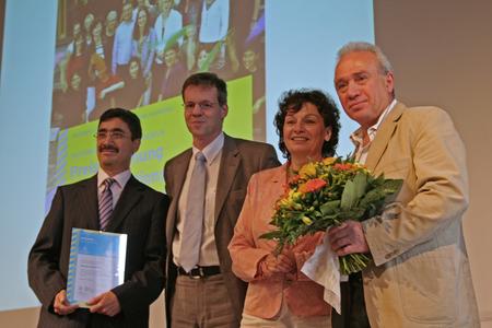 Serdar Bozkurt (Türkischer Elternbund Wilhelmsburg e.V.), Markus Schreiber (Bezirksamtsleiter Hamburg-Mitte), Senatorin Christa Goetsch (Präses der Behörde für Schule und Berufsbildung), Sami Sengül (Türkischer Elternbund Wilhelmsburg e.V.)