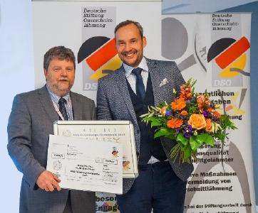 DSQ Forschungs-Förderpreis: Preisträger, PD Dr. Dr. Björn Zörner (re.) PD Dr. Rainer Abel, DSQ (li) ©Deutsche Stiftung Querschnittlähmung