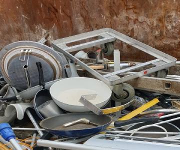Die Schrottabholung Wuppertal ist darauf spezialisiert, Schrott beim Kunden abzuholen und ihn den Wiederaufbereitungsanlagen nach einer entsprechenden Vorsortierung zu überlassen. Durch diese Tätigkeit wird gewährleistet, dass die wertvollen Bestandteile des Schrotts zurück in den Rohstoff-Kreislauf gelangen