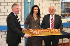 Architektin Claudia Ludwig übergab Kammerpräsident Walter Tschischka (rechts) und Hauptgeschäftsführer Dieter Müller (links) symbolisch den Schlüssel