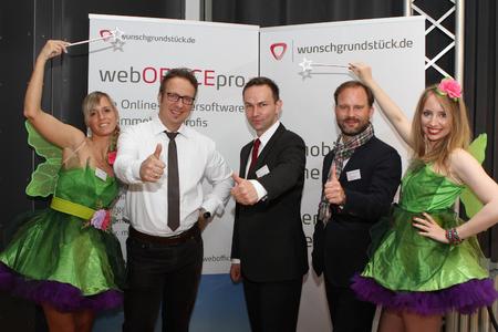 Das wunschgrundstück.de-TEAM gemeinsam mit Redner & Marketingexperte Michael Rosenbauer am Messestand