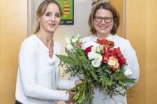 Saskia Morakis, Geschäftsführerin am Medizinischen Versorgungszentrum am Städtischen Klinikum Karlsruhe, überreicht Dr. Katharina Ruppender anlässlich der Praxiseröffnung einen Blumenstrauß (Bild: Markus Kümmerle)