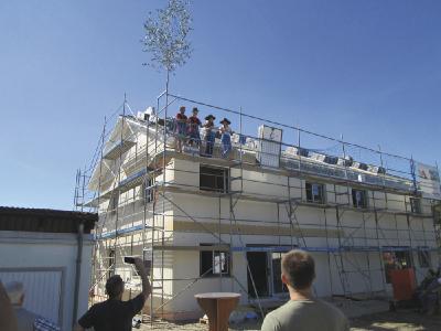 Im Rahmen eines innovativen Projekts haben Zimmerer-Azubis aus Rheinau-Linx und Wenden-Hünsborn bereits fünf Weber-Häuser gebaut