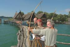 Alamannen mit Pfeil und Bogen können am Wochenende in den Unteruhldinger Pfahlbauten hautnah erlebt werden (Copyright Pfahlbaumuseum Unteruhldingen)