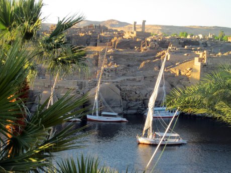 Blick auf Elephantine mit Nilometer Uli 2012 (c) Barbara Kreißl.jpg