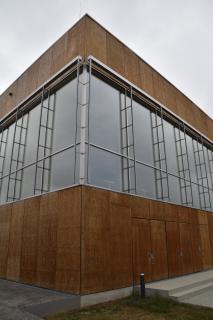 Mit markantem Design zum Energiesparen – die Fassade aus Holzelementen.