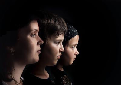 Drei Menschen im Profil im Schatten. Foto: Clard/Pixabay