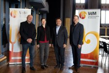 Michael Eberhard, Vorsitzender des Landesverbandes der Musikschulen Hessen, Dr. Susanne Völker, Kulturdezernentin der Stadt Kassel, Friedrich-Koh Dolge, Bundesvorsitzender des VdM, und Sebastian Wolf, Leiter der Musikschule Kassel ( v. l. n. r.) informierten zum  Musikschulkongress 2023 des Verbandes deutscher Musikschulen in Kassel. Foto: VdM/Heiderich