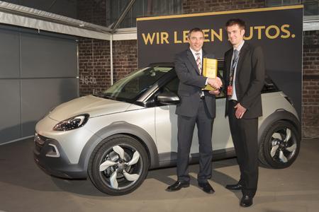 Bühnenreif: Vor der Studie Opel ADAM Rocks bekommt Andreas Marx (links), Direktor Marketing Opel Deutschland, den Plus X Award von Laudator und Jury-Chef Timm Sandmeyer © GM Company
