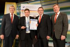 Aus der Hand von Präsident Alois Jöst (links), und den beiden Vizepräsidenten Martin Sättele (rechts) und Klaus Hofmann (2. v. rechts) erhielt Peter Stannek (2. v. links) die Ausbildungs-Stele 2016 von der Handwerkskammer Mannheim Rhein-Neckar-Odenwald für hervorragende Ausbildungsleistungen / Foto: Thomas Rittelmann, Mannheim 