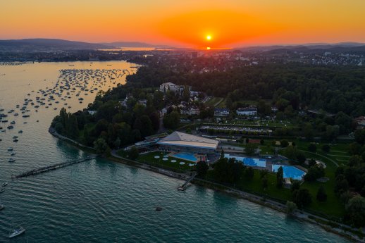 Konstanz-Bodensee-Seenachtfest-Sonnenuntergang-Boot-Abend-Bodenseetherme-Luftbild-01_Copyri.jpg