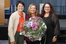 Elvira Schneider (li.) und die Stellvertretende Pflegedirektorin Sandra Lehnert (re.) gratulieren Sylvia Keller
